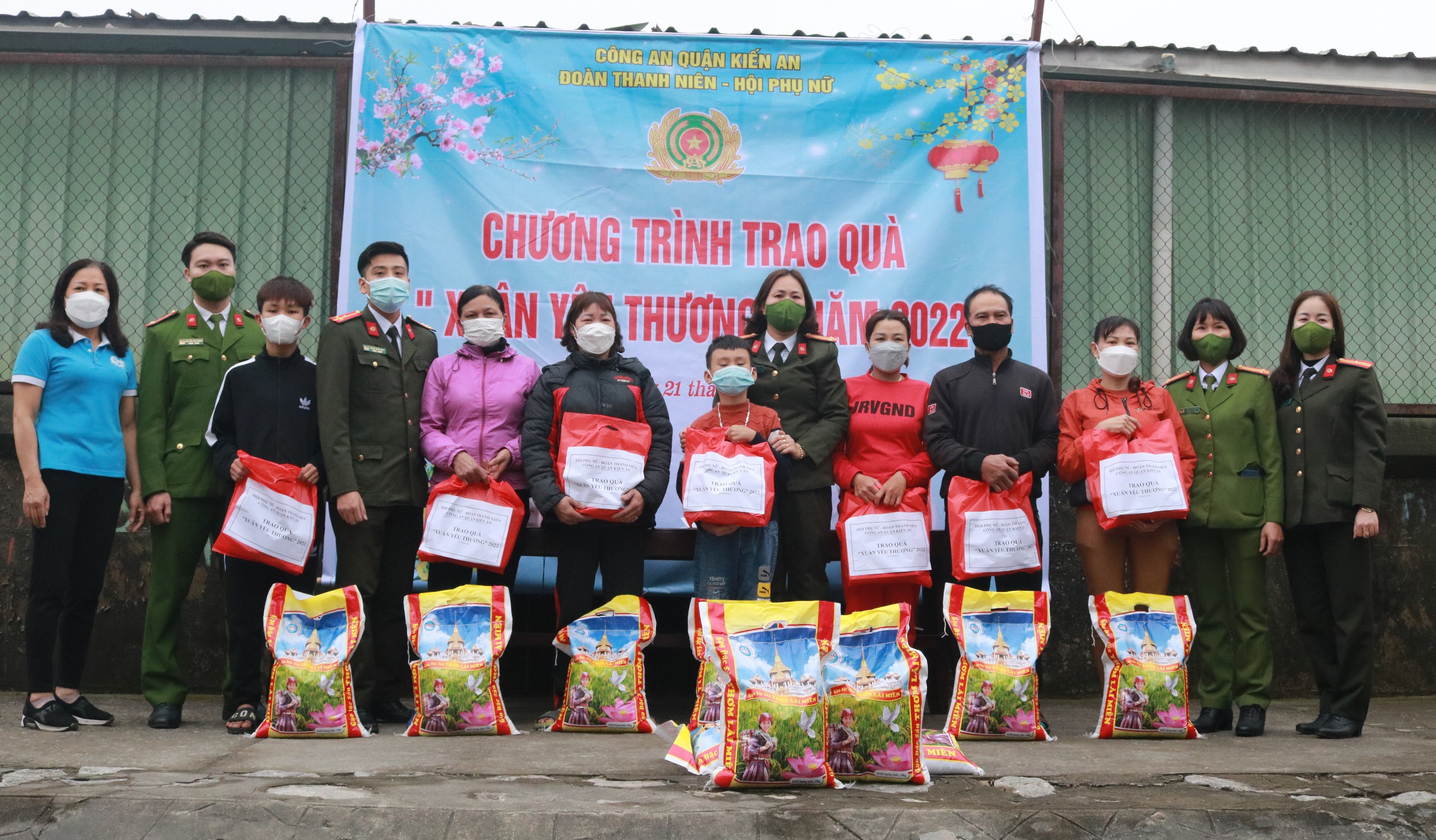 Đoàn Thanh niên, Hội Phụ nữ Công an quận Kiến An: Trao quà Tết tặng các hộ dân xóm Chài Ngọc Sơn